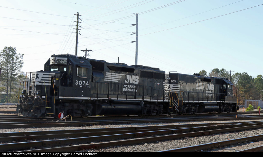 NS 3074 & 703 in Glenwood Yard